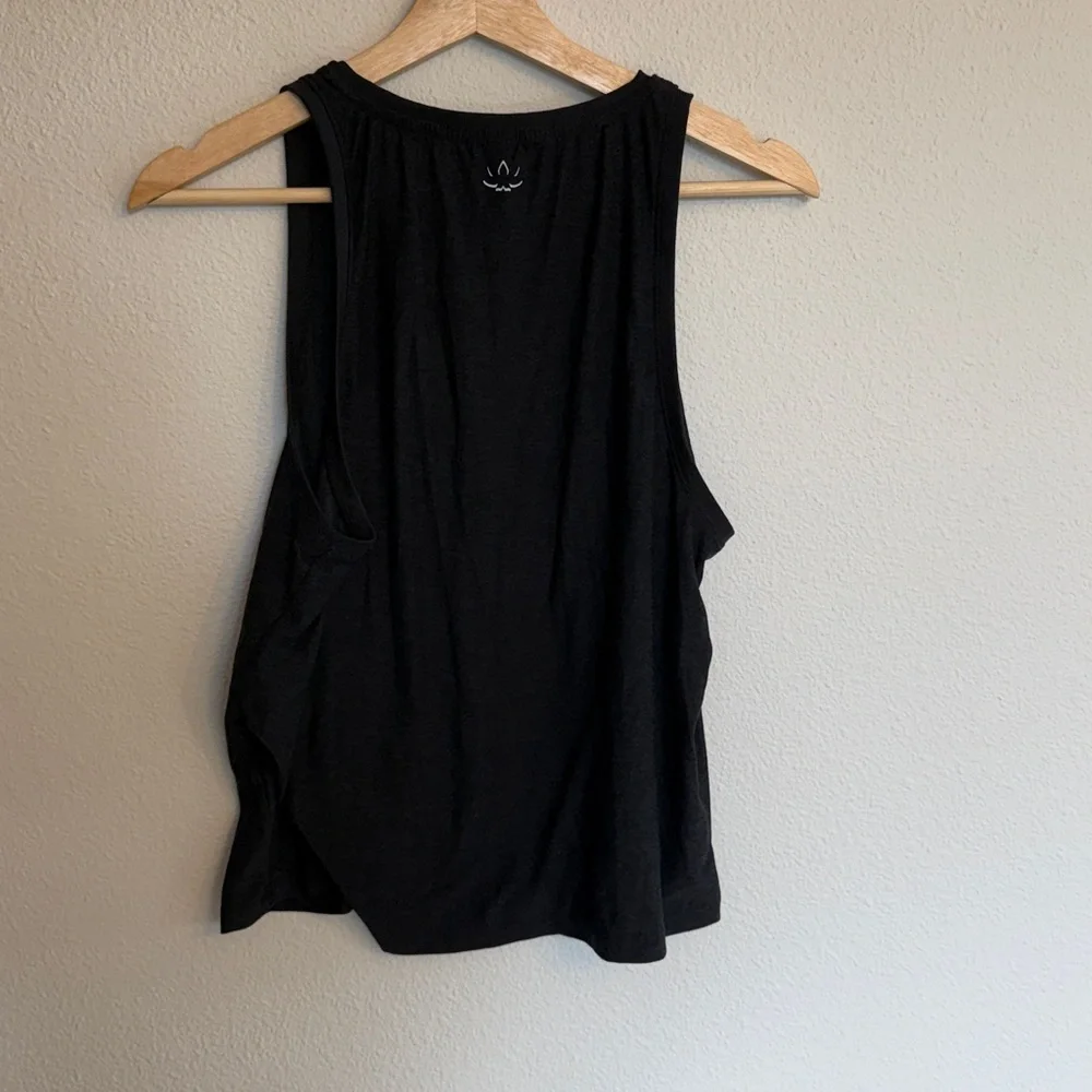 EUC Beyond Yoga Featherweight Rebalance Tank in Darkest Night - Picture 3 of 4